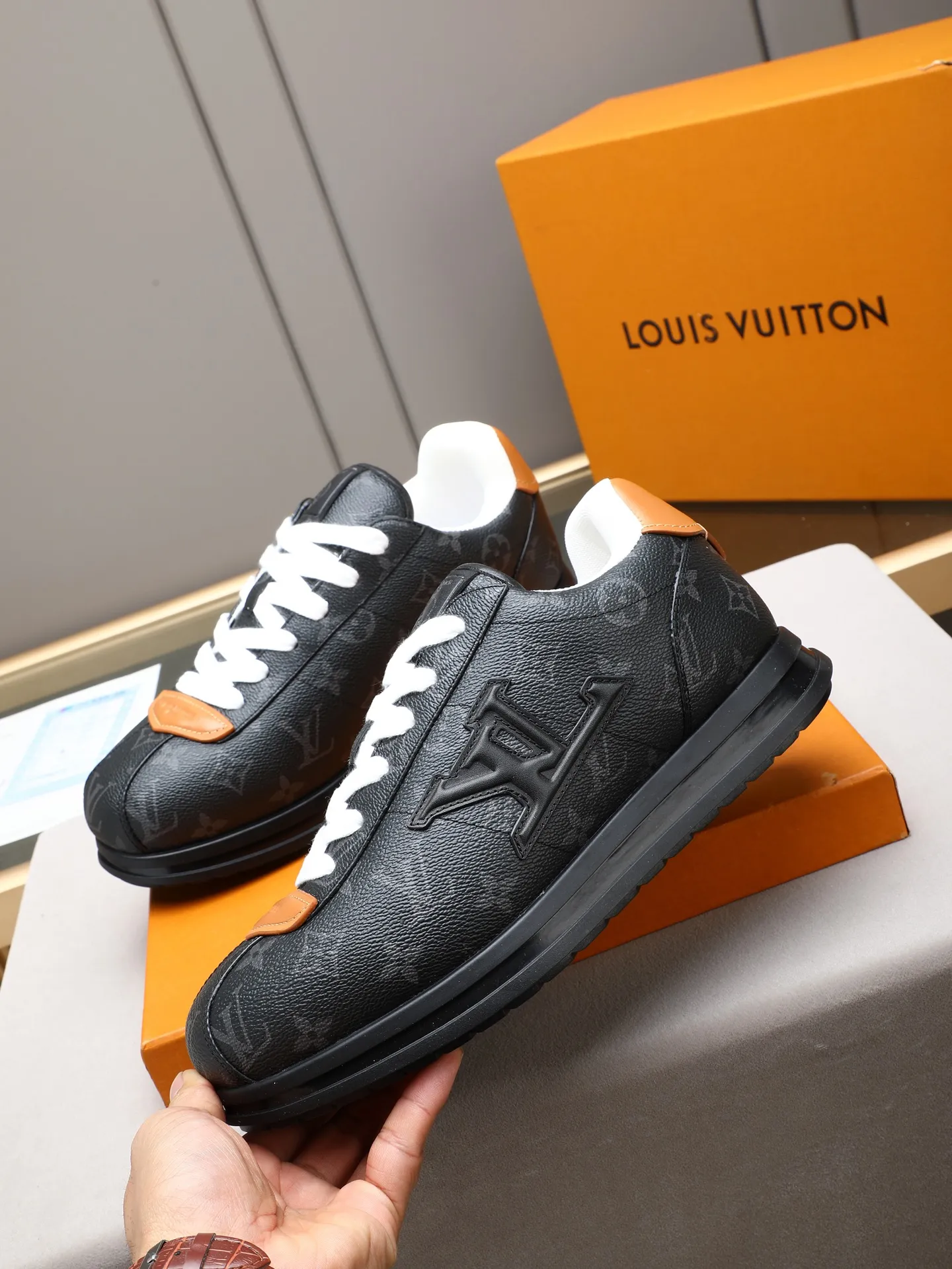 PP560 LV Louis Vuitton L Jialu Brand Runner Tatic Series Thick-soled Casual Sports Shoes Running Shoes Original purchase, development and production This LV Runner Tatic sports shoe combines technical materials such as mesh fabric and ribbons to interpret the inspiration of traditional mountaineering shoes. LV letters are written on one side, the lariat buckle of the quick lacing system is embellished with Monogram flowers and Louis Vuitton logos, and the light and wear-resistant rubber outsole completes the whole. ▪️Fabric: Original imported cowhide + mesh ▪️Inner lining: Original customized breathable mesh ▪️Sole: Original open-molded anti-slip rubber combination material ▪️Size: Men's 38-44 (customized for 45 and 46)